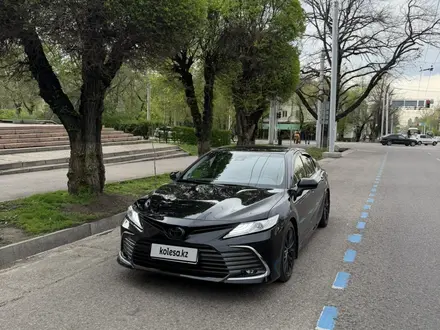 Toyota Camry 2023 года за 22 750 000 тг. в Алматы