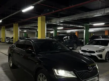 Skoda Superb 2018 года за 10 000 000 тг. в Алматы – фото 4