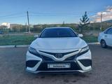 Toyota Camry 2022 года за 15 742 973 тг. в Уральск