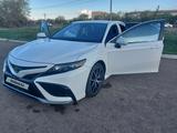 Toyota Camry 2022 года за 15 742 973 тг. в Уральск – фото 2