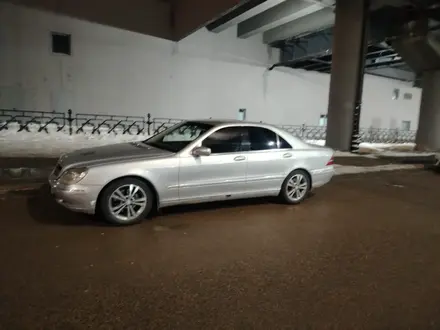 Mercedes-Benz S 320 1998 года за 3 150 000 тг. в Астана – фото 2
