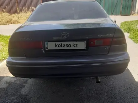 Toyota Camry 1998 года за 3 600 000 тг. в Алматы – фото 2