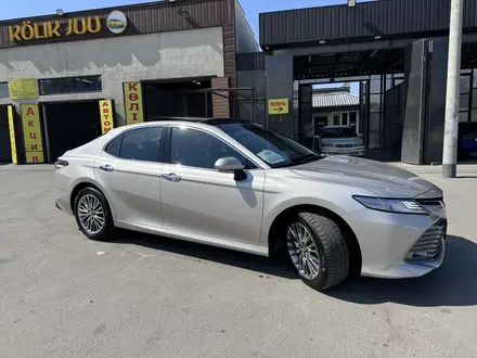 Toyota Camry 2020 года за 13 600 000 тг. в Алматы – фото 4