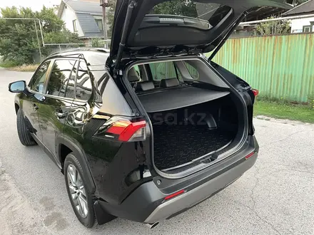 Toyota RAV4 2022 года за 16 300 000 тг. в Алматы – фото 33