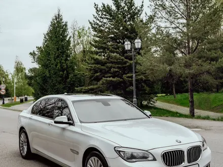 BMW 750 2012 года за 12 000 000 тг. в Алматы – фото 11
