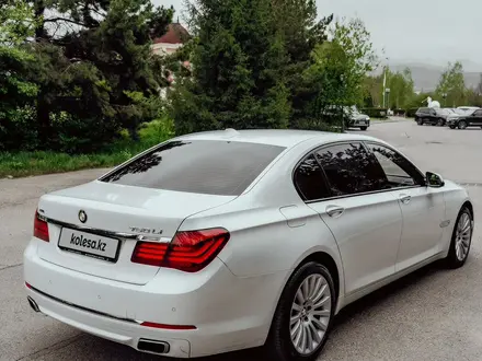 BMW 750 2012 года за 12 000 000 тг. в Алматы – фото 14