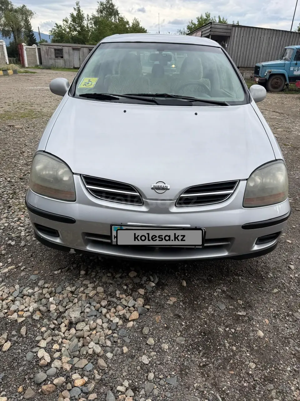 Nissan Tino, 2001
