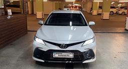 Toyota Camry 2021 года за 17 600 000 тг. в Алматы – фото 2