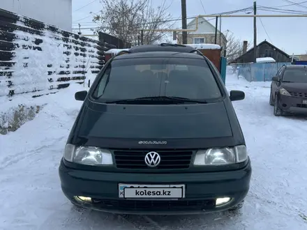 Volkswagen Sharan 1999 года за 2 600 000 тг. в Астана