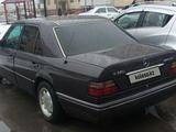 Mercedes-Benz E 200 1994 года за 1 800 000 тг. в Туркестан – фото 2