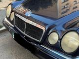 Mercedes-Benz E 200 1999 года за 1 800 000 тг. в Атырау – фото 2