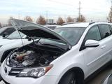 Toyota RAV4 2015 годаүшін7 100 000 тг. в Уральск – фото 3