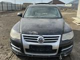 Volkswagen Touareg 2006 года за 567 789 тг. в Атырау