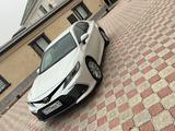 Toyota Camry 2023 года за 15 500 000 тг. в Актау – фото 2