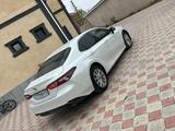 Toyota Camry 2023 года за 15 500 000 тг. в Актау – фото 3