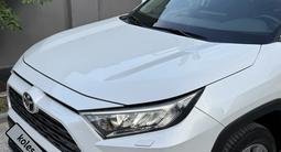 Toyota RAV4 2020 года за 15 500 000 тг. в Актобе – фото 5