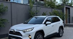 Toyota RAV4 2020 года за 15 500 000 тг. в Актобе – фото 2
