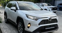 Toyota RAV4 2020 года за 15 500 000 тг. в Актобе – фото 4
