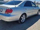 Toyota Camry 2004 годаfor6 000 000 тг. в Актобе – фото 2