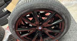 На BMW x7 диски с резиной оригинал. Continental 275 40 22, 315 35 22. за 2 300 000 тг. в Алматы