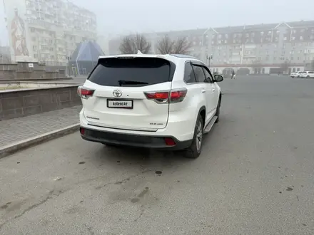 Toyota Highlander 2015 года за 12 000 000 тг. в Атырау – фото 3