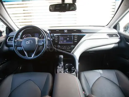 Toyota Camry 2020 года за 13 490 000 тг. в Алматы – фото 12