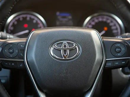 Toyota Camry 2020 года за 13 490 000 тг. в Алматы – фото 17