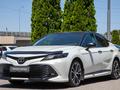 Toyota Camry 2020 года за 13 490 000 тг. в Алматы – фото 2