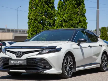 Toyota Camry 2020 года за 13 490 000 тг. в Алматы – фото 2