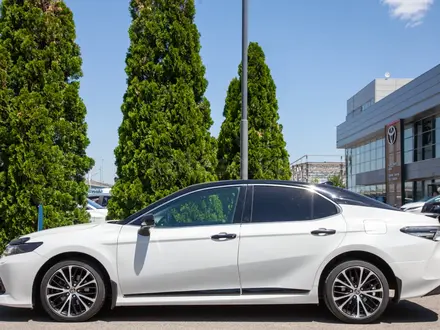 Toyota Camry 2020 года за 13 490 000 тг. в Алматы – фото 4