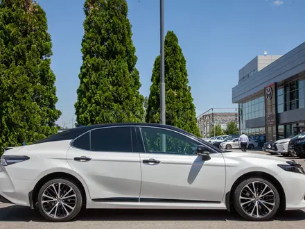 Toyota Camry 2020 года за 13 490 000 тг. в Алматы – фото 8