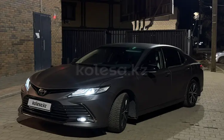 Toyota Camry 2022 года за 15 100 000 тг. в Уральск