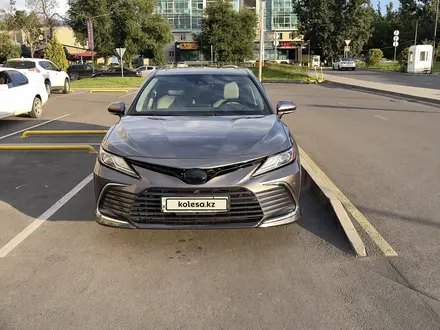 Toyota Camry 2021 года за 14 900 000 тг. в Алматы – фото 2