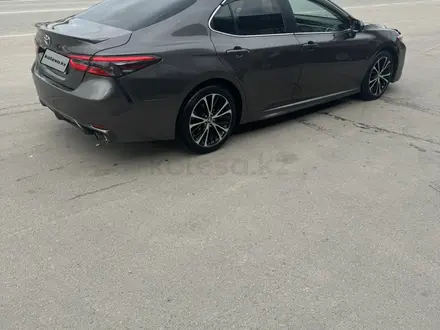 Toyota Camry 2018 года за 11 400 000 тг. в Алматы – фото 2