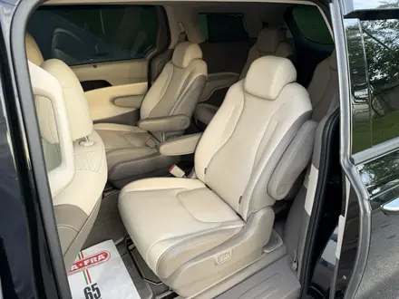 Kia Carnival 2022 года за 21 800 000 тг. в Алматы – фото 21