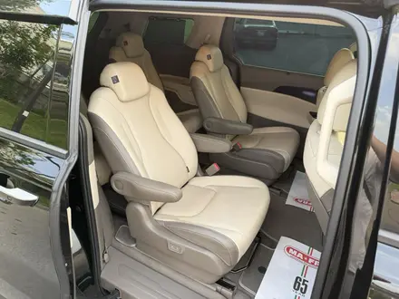Kia Carnival 2022 года за 21 800 000 тг. в Алматы – фото 28