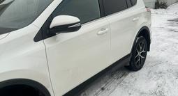 Toyota RAV4 2018 года за 13 000 000 тг. в Петропавловск – фото 2