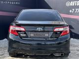 Toyota Camry 2014 года за 8 350 000 тг. в Актобе – фото 4