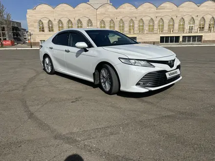 Toyota Camry 2018 года за 13 000 000 тг. в Уральск – фото 4