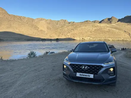 Hyundai Santa Fe 2019 года за 13 000 000 тг. в Алматы