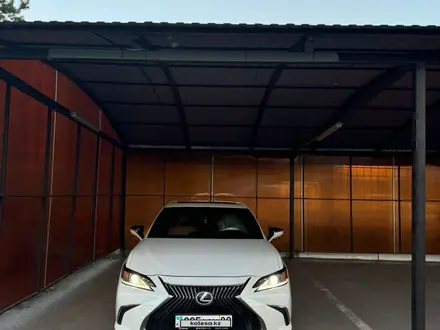 Lexus ES 250 2018 года за 17 500 000 тг. в Караганда