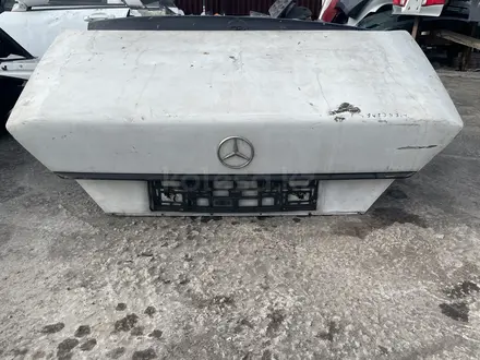 Крышка багажника Mercedes w124 за 15 000 тг. в Алматы