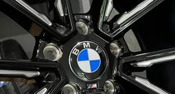 BMW БМВ (РАЗНОШИРОКИЕ) R20 5x120 8.5J/10J ET35/45 Dia 72.6 — Диски новые за 320 000 тг. в Алматы – фото 3