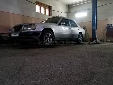 Mercedes-Benz E 200 1991 года за 1 650 000 тг. в Семей – фото 3