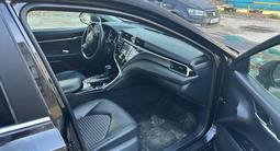 Toyota Camry 2018 годаfor8 000 000 тг. в Актобе – фото 2
