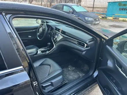 Toyota Camry 2018 года за 7 500 000 тг. в Актобе – фото 2