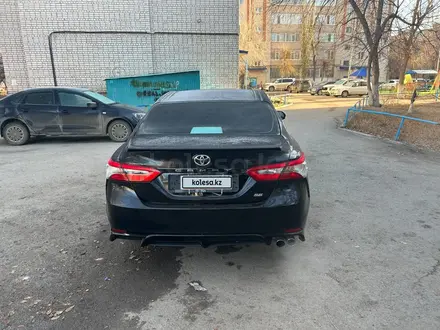 Toyota Camry 2018 года за 7 500 000 тг. в Актобе – фото 10