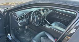 Toyota Camry 2018 годаfor8 000 000 тг. в Актобе – фото 3