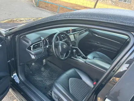 Toyota Camry 2018 года за 7 500 000 тг. в Актобе – фото 3