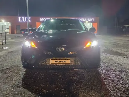 Toyota Camry 2018 года за 7 500 000 тг. в Актобе – фото 4